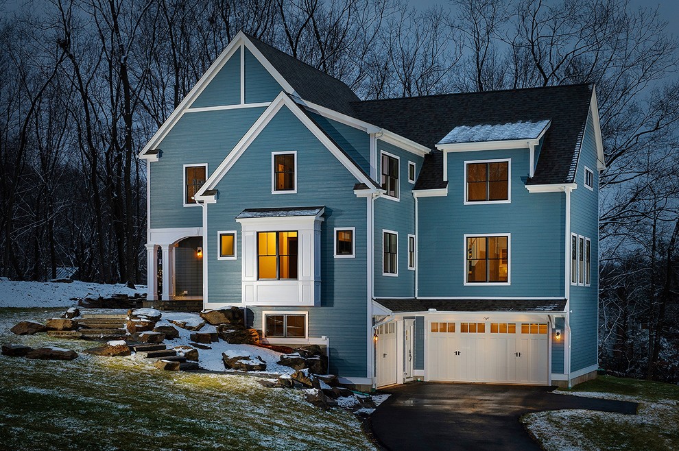 Пример оригинального дизайна: двухэтажный, синий дом среднего размера в стиле кантри с облицовкой из ЦСП и двускатной крышей