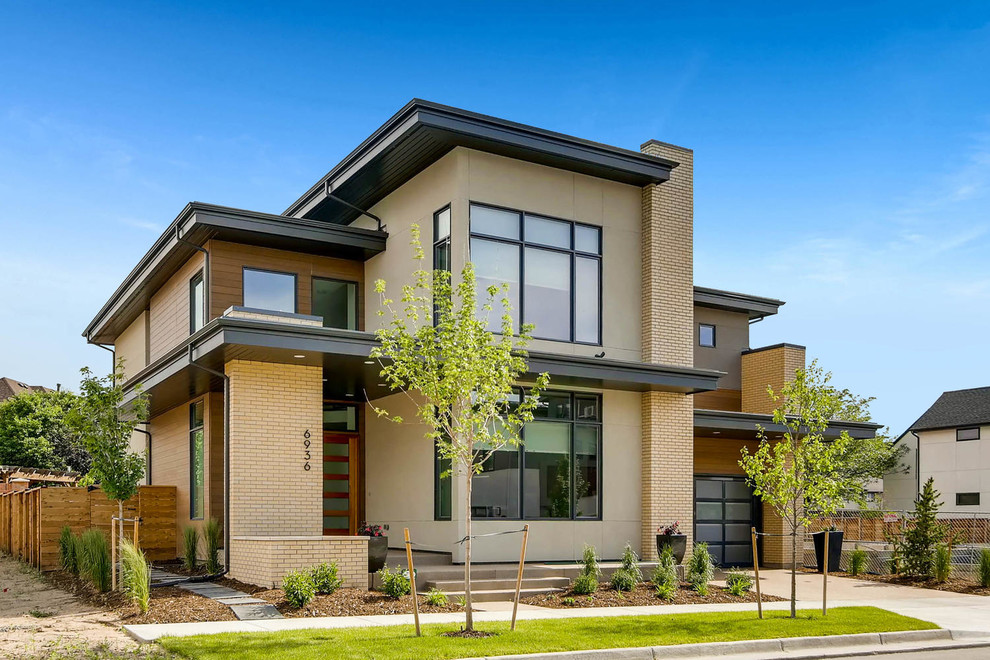 Zweistöckiges Modernes Einfamilienhaus mit Mix-Fassade, beiger Fassadenfarbe und Flachdach in Denver