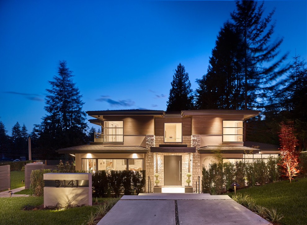 Großes, Zweistöckiges Modernes Einfamilienhaus mit Mix-Fassade, beiger Fassadenfarbe, Flachdach und Schindeldach in Vancouver