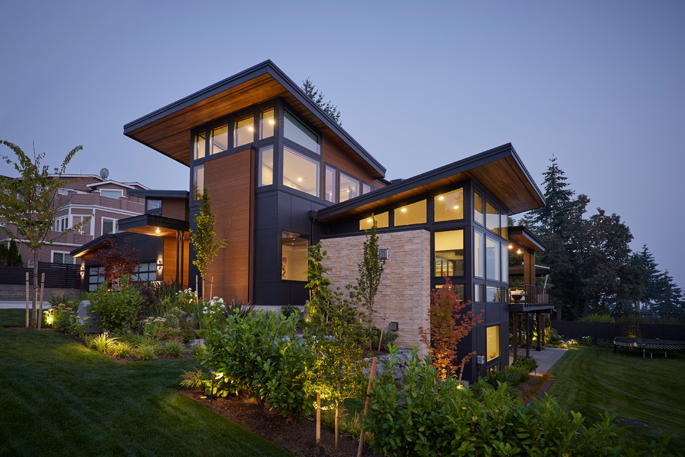 Geräumiges, Dreistöckiges Modernes Einfamilienhaus mit Mix-Fassade, schwarzer Fassadenfarbe und Flachdach in Seattle