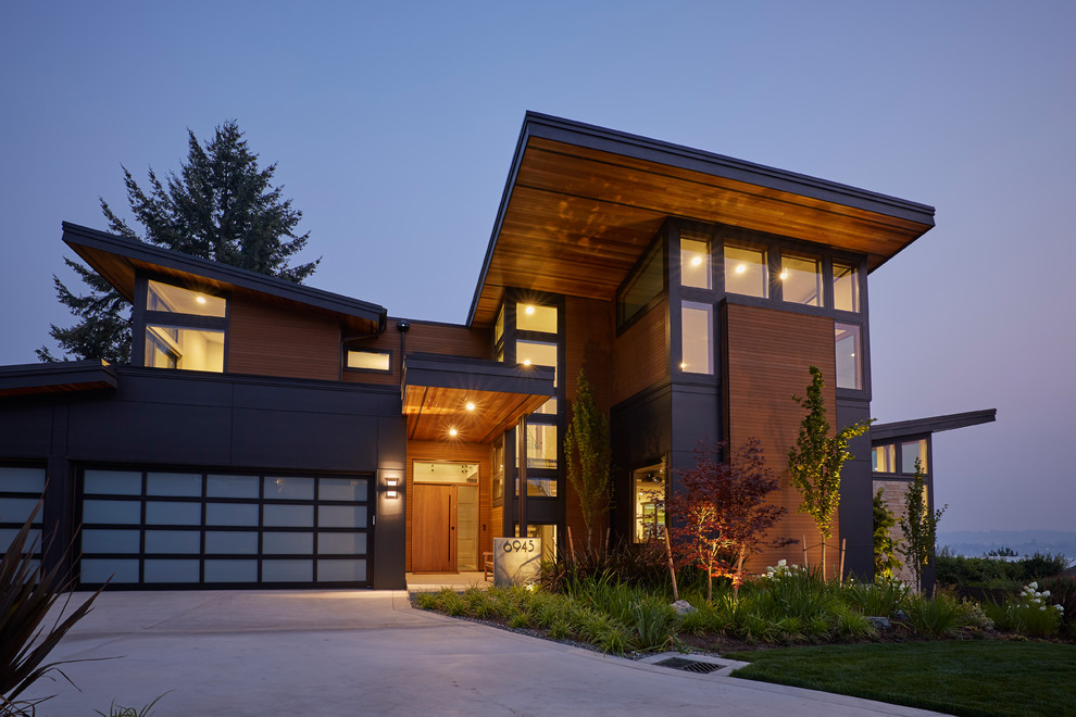 シアトルにあるラグジュアリーな巨大なコンテンポラリースタイルのおしゃれな家の外観 (混合材サイディング) の写真