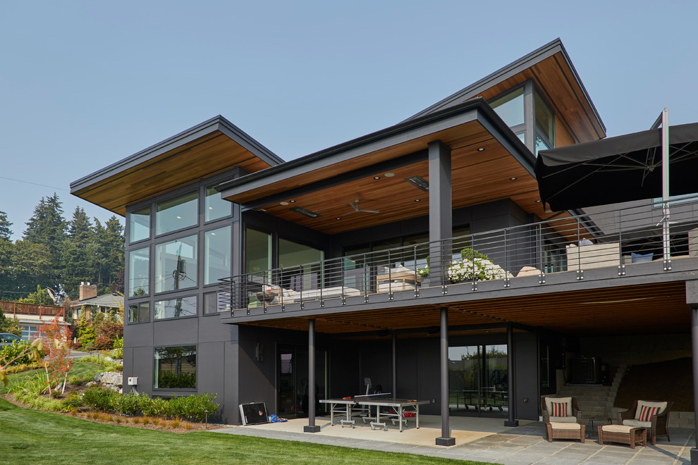 シアトルにあるラグジュアリーな巨大なコンテンポラリースタイルのおしゃれな家の外観 (混合材サイディング) の写真