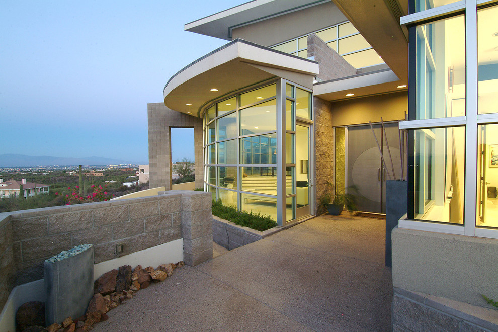 フェニックスにあるコンテンポラリースタイルのおしゃれな家の外観 (ガラスサイディング) の写真