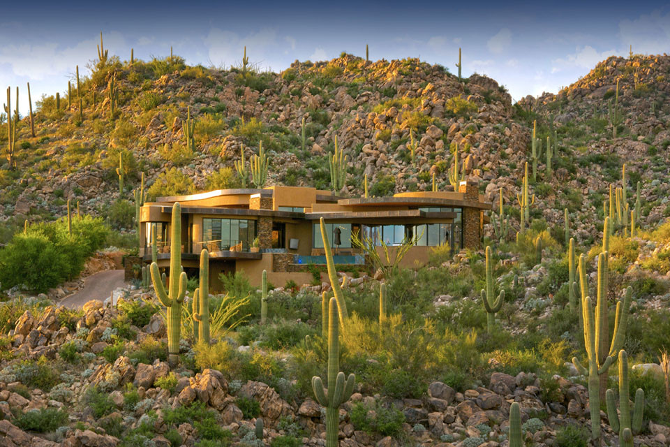 Modernes Haus mit Putzfassade, beiger Fassadenfarbe und Flachdach in Phoenix