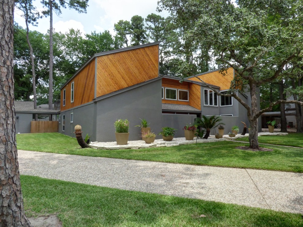 Großes, Zweistöckiges Modernes Haus mit grauer Fassadenfarbe, Satteldach und Schindeldach in Houston