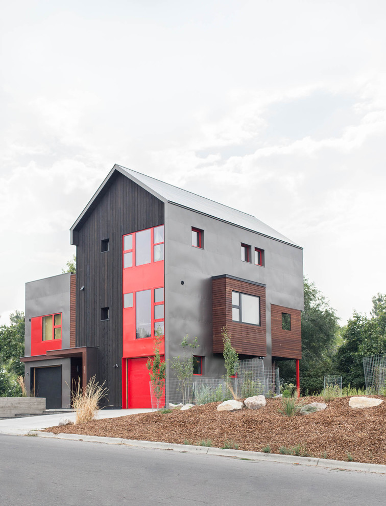 Diseño de fachada de casa bifamiliar negra minimalista de tamaño medio de tres plantas con revestimiento de madera, tejado a dos aguas y tejado de metal