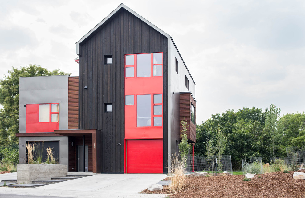 На фото: трехэтажный, деревянный, черный дуплекс среднего размера в стиле модернизм с двускатной крышей и металлической крышей с