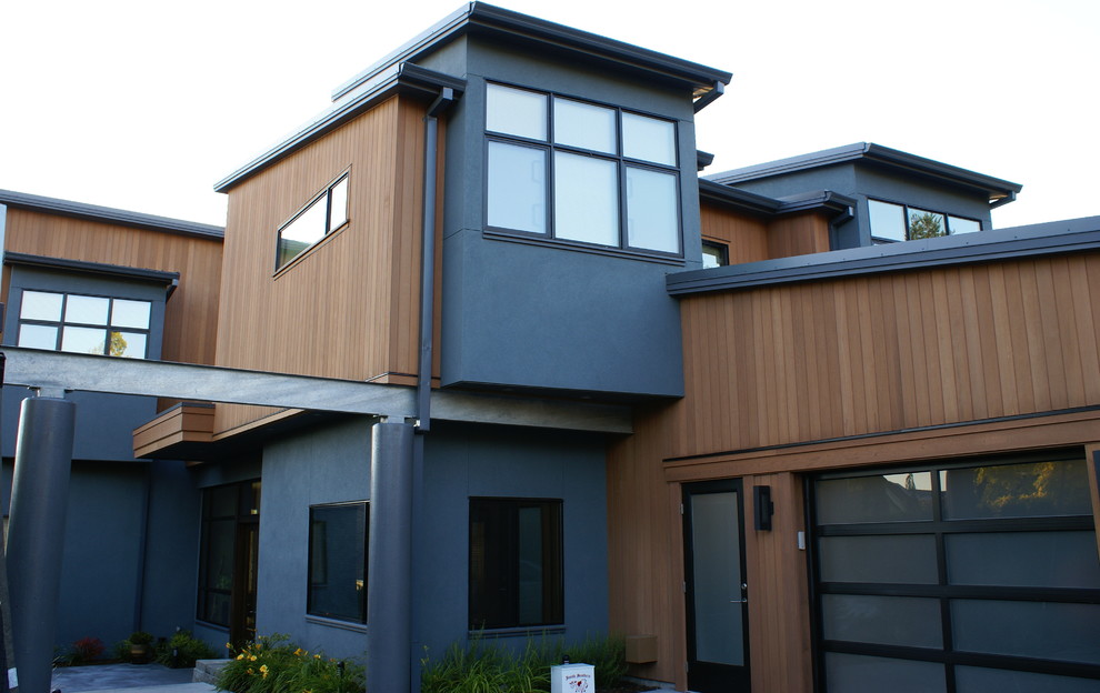 Стильный дизайн: большой, деревянный, синий, трехэтажный дом в стиле модернизм - последний тренд
