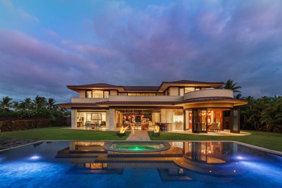 Großes, Zweistöckiges Modernes Einfamilienhaus mit Mix-Fassade, beiger Fassadenfarbe, Walmdach und Ziegeldach in Hawaii