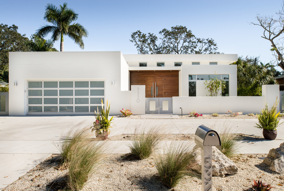 Einstöckiges Modernes Einfamilienhaus mit Putzfassade, weißer Fassadenfarbe und Flachdach in Orlando