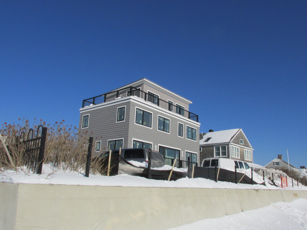 Идея дизайна: трехэтажный, серый дом среднего размера в стиле модернизм с облицовкой из винила и плоской крышей