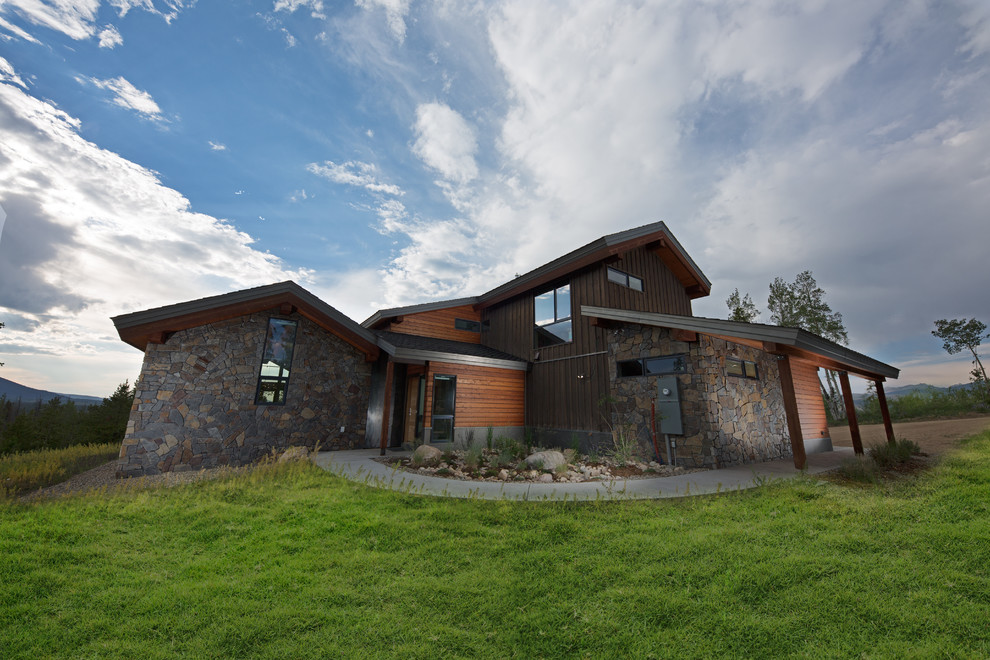 Ejemplo de fachada de casa multicolor rural de tamaño medio de dos plantas con revestimientos combinados, tejado a dos aguas y tejado de teja de madera