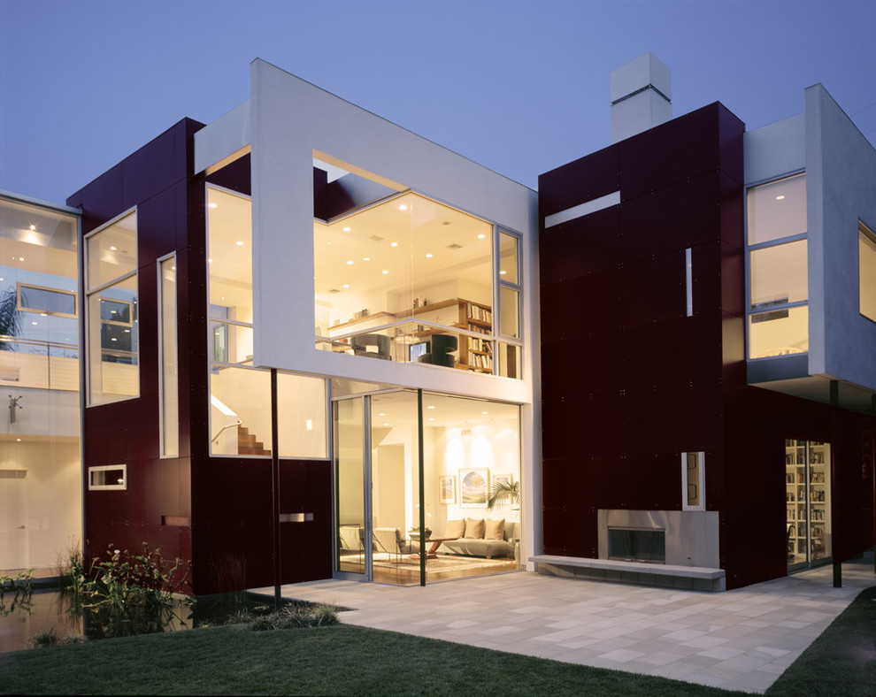 Aménagement d'une grande façade de maison métallique et multicolore moderne à un étage avec un toit plat.