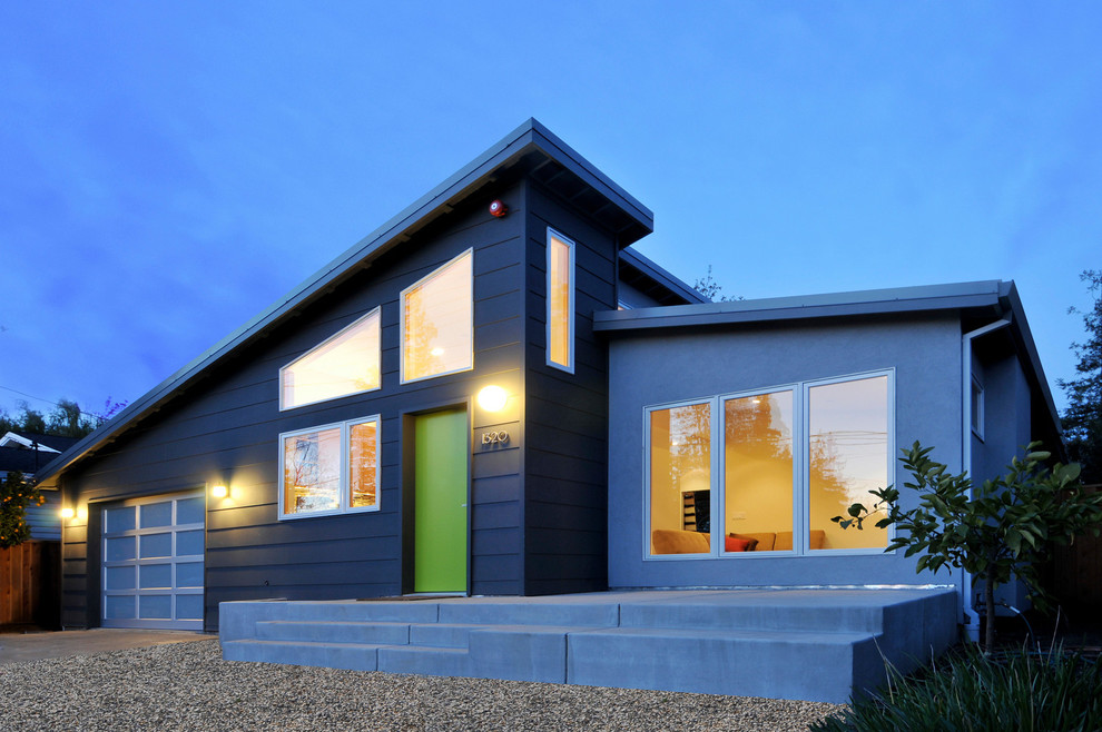 Стильный дизайн: одноэтажный, серый дом в стиле модернизм с облицовкой из ЦСП и односкатной крышей - последний тренд