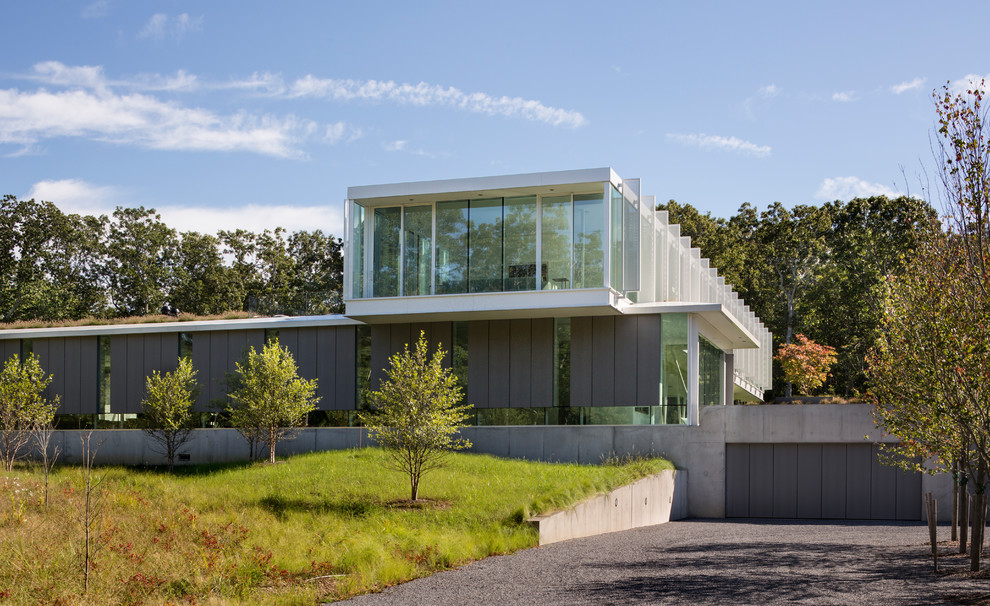 Idée de décoration pour une grande façade de maison multicolore minimaliste avec un toit plat.