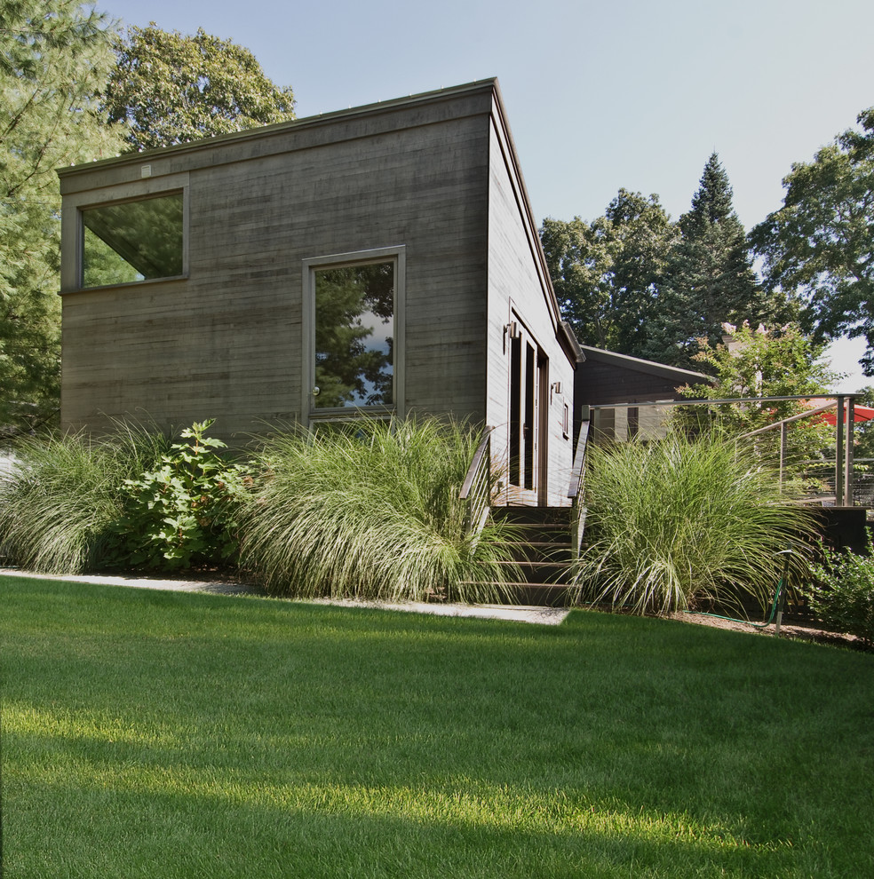 Ispirazione per la facciata di una casa moderna con rivestimento in legno