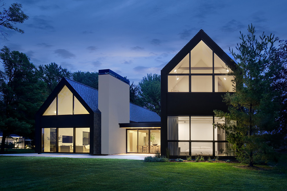 Modernes Einfamilienhaus mit Satteldach und schwarzer Fassadenfarbe in Milwaukee
