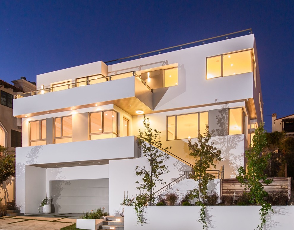 Стильный дизайн: большой, трехэтажный, белый дом в стиле модернизм с облицовкой из цементной штукатурки и плоской крышей - последний тренд