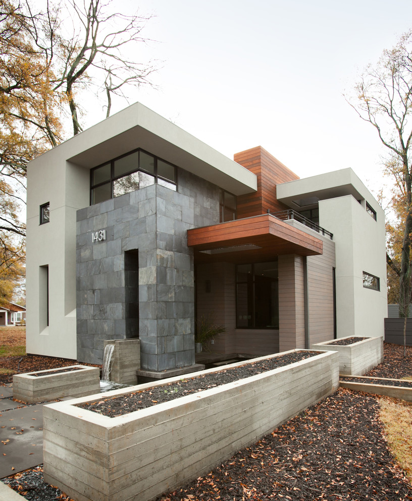Стильный дизайн: двухэтажный дом среднего размера в стиле модернизм с комбинированной облицовкой - последний тренд