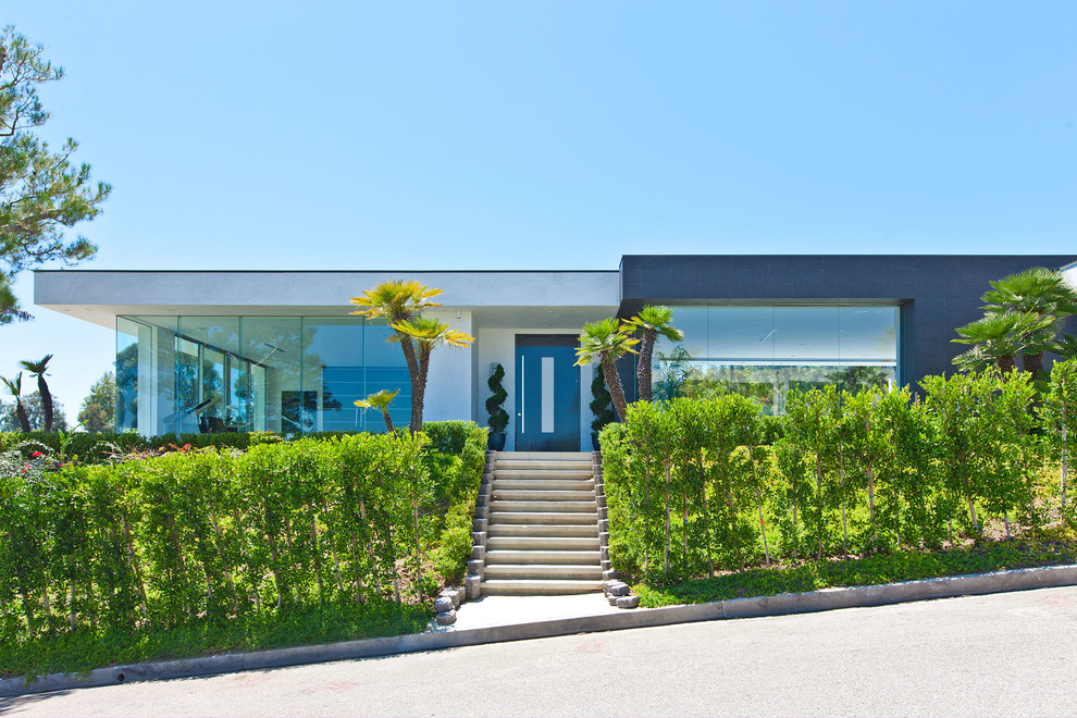 Einstöckiges Modernes Haus mit grauer Fassadenfarbe und Flachdach in Los Angeles