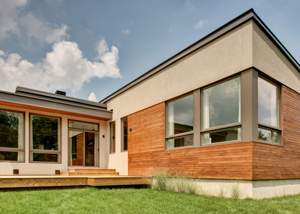 Imagen de fachada beige moderna de tamaño medio de una planta con revestimiento de madera y tejado plano