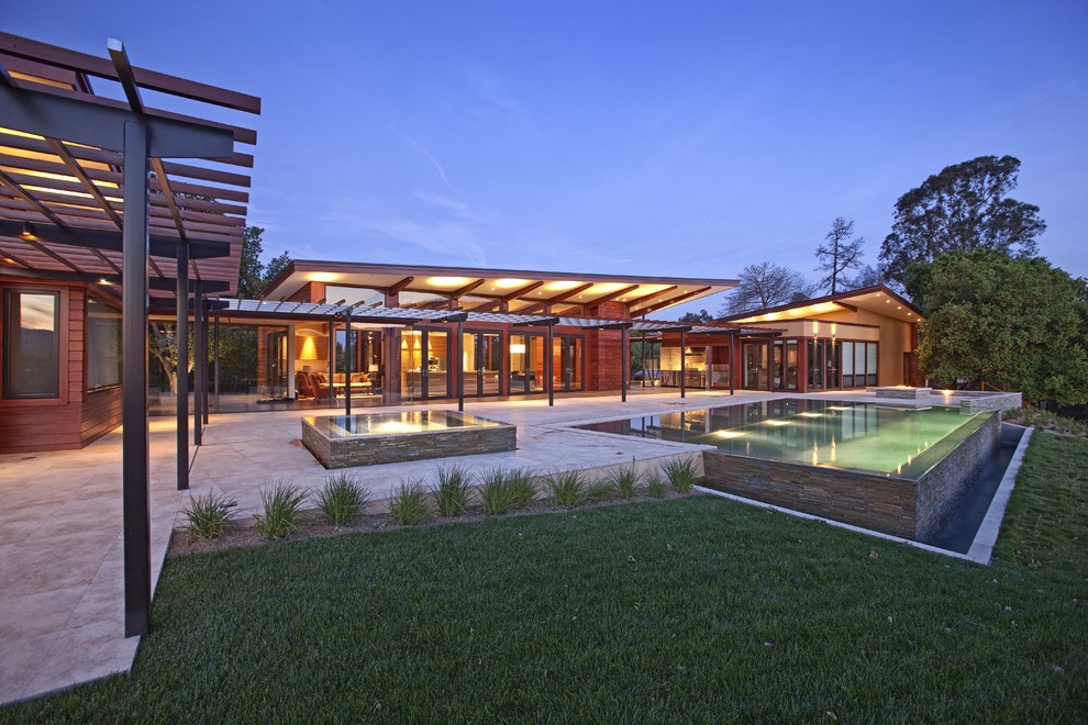 Стильный дизайн: деревянный дом в стиле модернизм с односкатной крышей - последний тренд