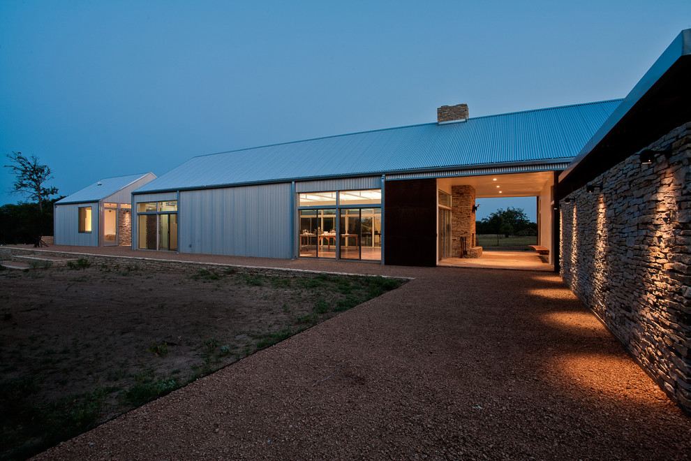 Photo of a modern house exterior in Dallas with metal cladding.