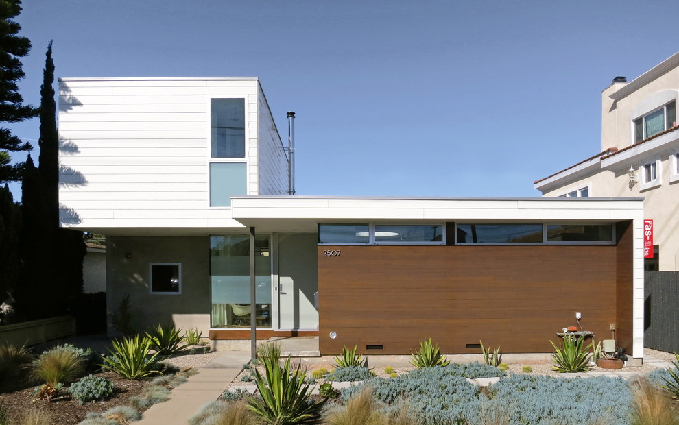 На фото: дом в стиле модернизм с облицовкой из бетона