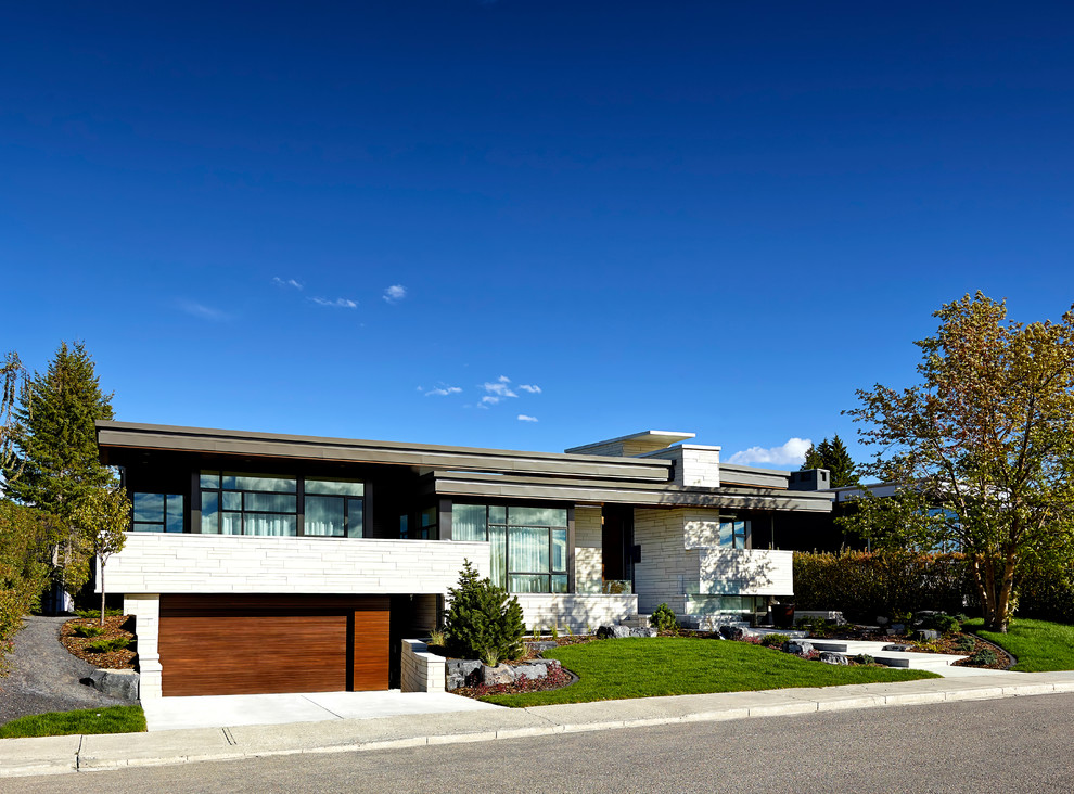Großes, Zweistöckiges Modernes Haus mit Mix-Fassade, weißer Fassadenfarbe und Flachdach in Calgary