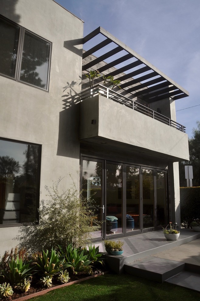 ロサンゼルスにある高級なモダンスタイルのおしゃれな家の外観 (漆喰サイディング、混合材屋根) の写真