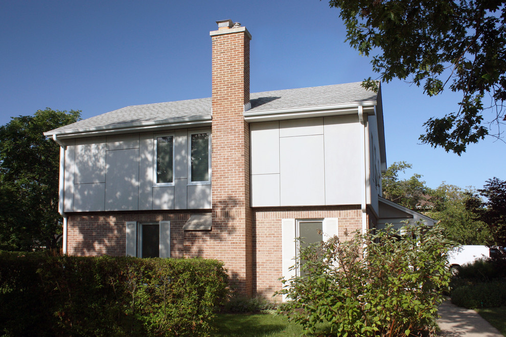 Foto de fachada beige retro de dos plantas con revestimiento de aglomerado de cemento
