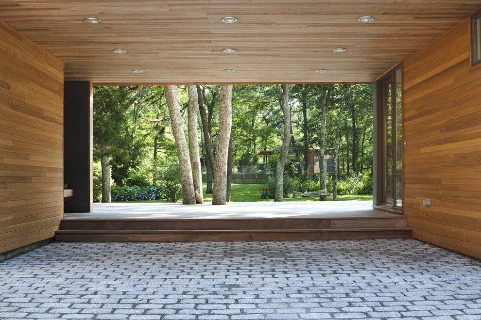 Imagen de fachada moderna con revestimiento de madera