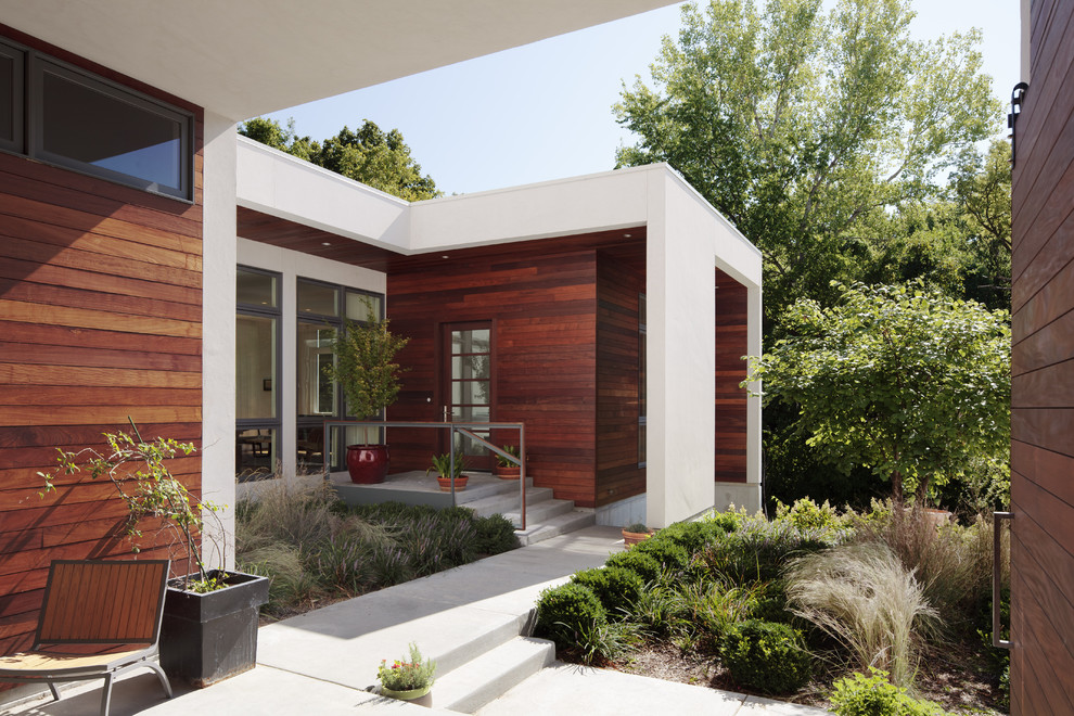 Diseño de fachada minimalista con revestimiento de madera