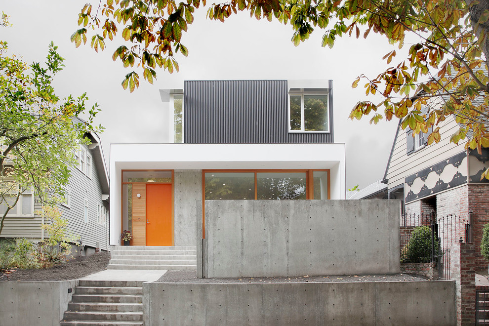 Свежая идея для дизайна: двухэтажный, белый частный загородный дом среднего размера в стиле модернизм с облицовкой из металла и плоской крышей - отличное фото интерьера