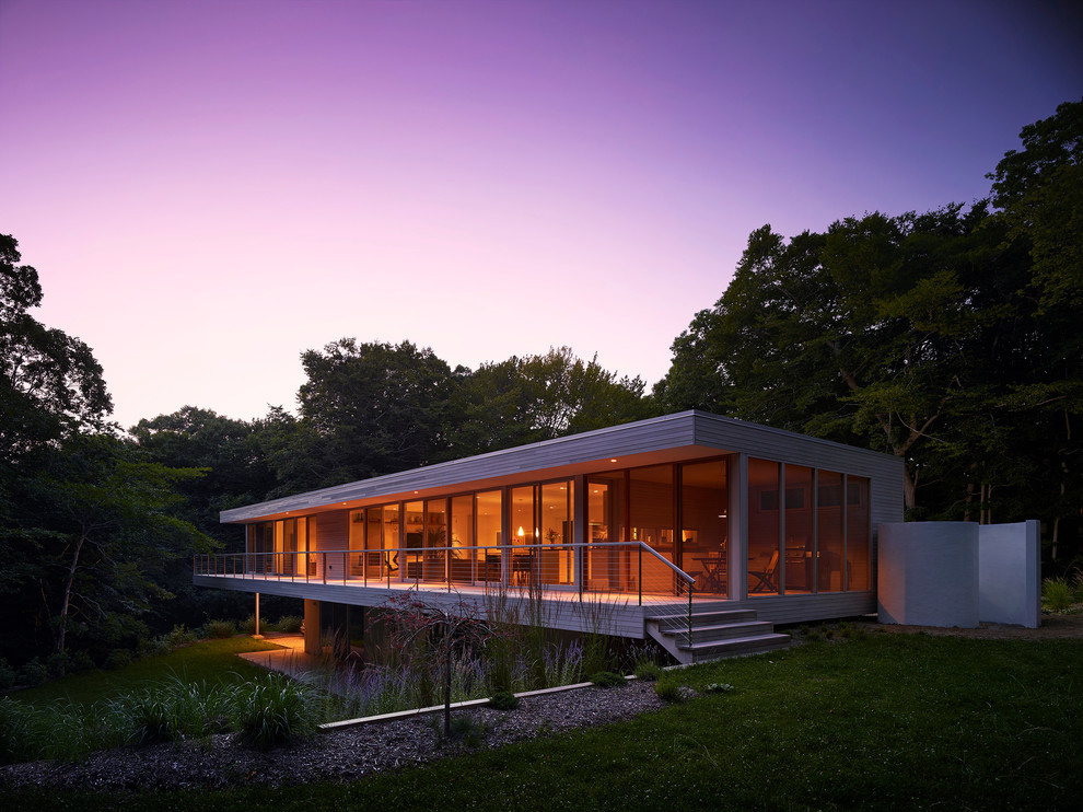 Zweistöckige Moderne Holzfassade Haus mit grauer Fassadenfarbe und Flachdach in New York