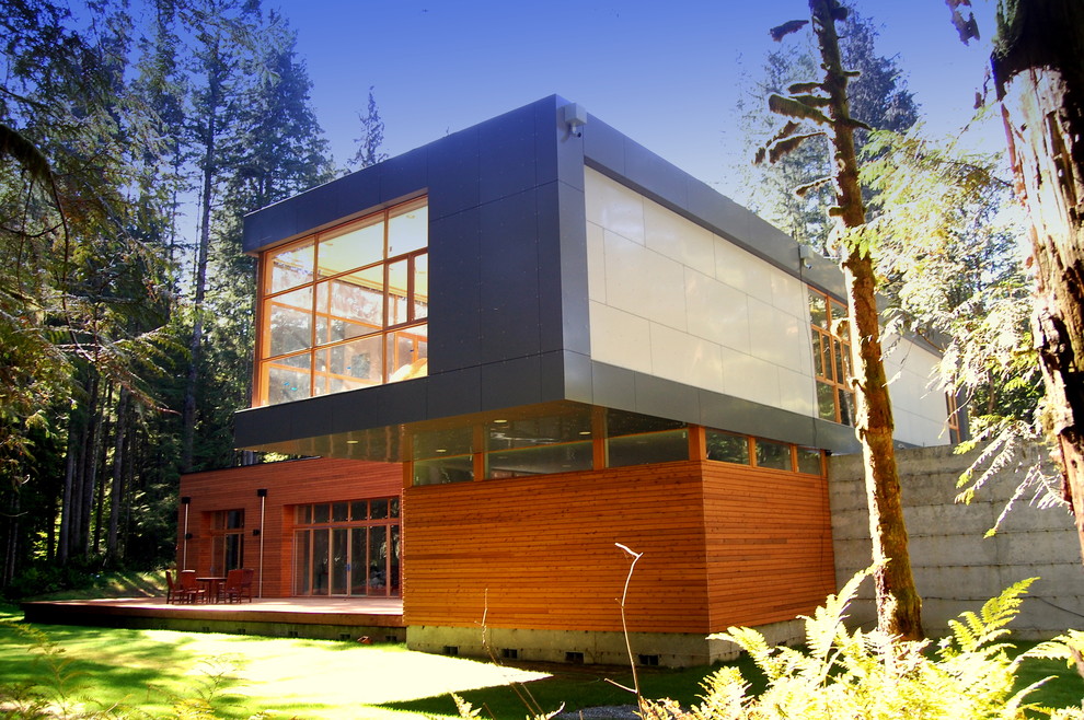 Imagen de fachada moderna con revestimiento de madera
