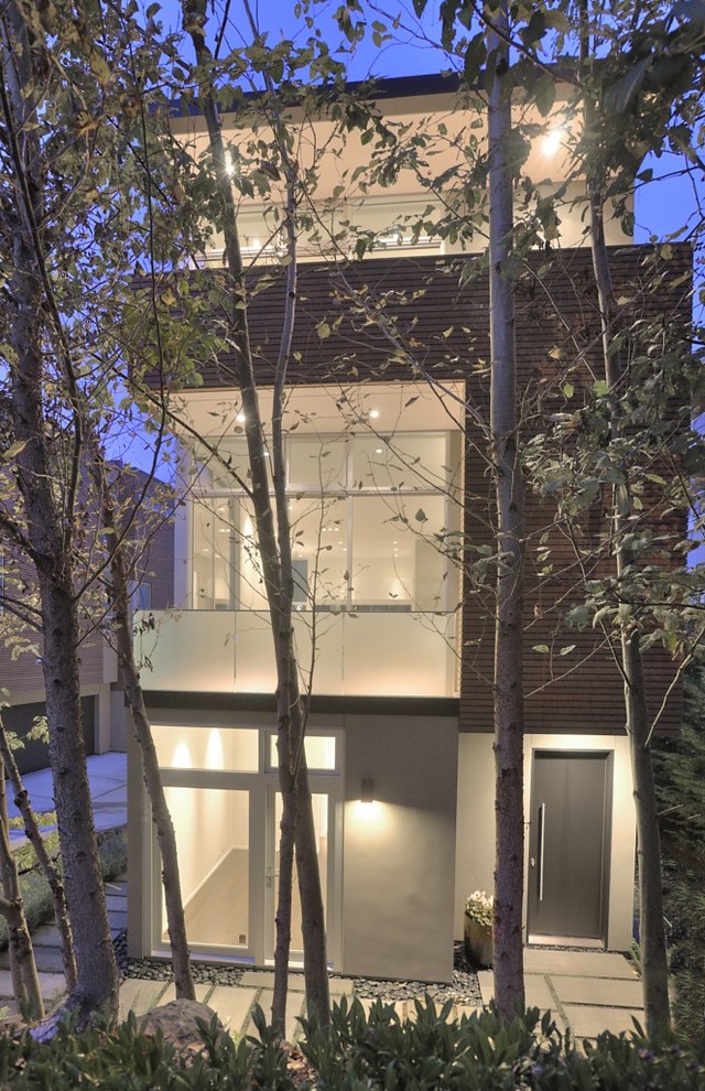 Foto della facciata di una casa moderna con rivestimento in legno