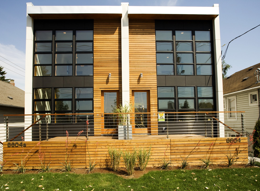 Diseño de fachada de casa bifamiliar moderna con revestimiento de madera