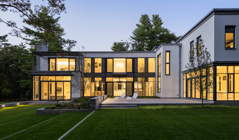 Zweistöckiges Modernes Haus mit Glasfassade und Flachdach in Boston