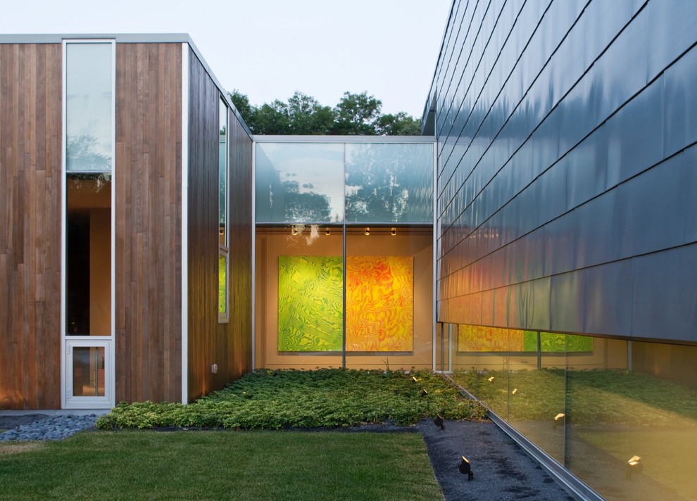 Свежая идея для дизайна: дом в стиле модернизм с облицовкой из металла - отличное фото интерьера