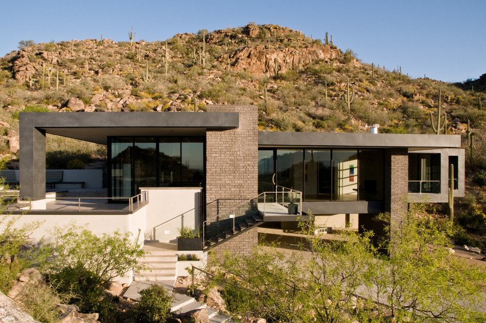Einstöckiges Modernes Haus mit Metallfassade, grauer Fassadenfarbe und Flachdach in Phoenix
