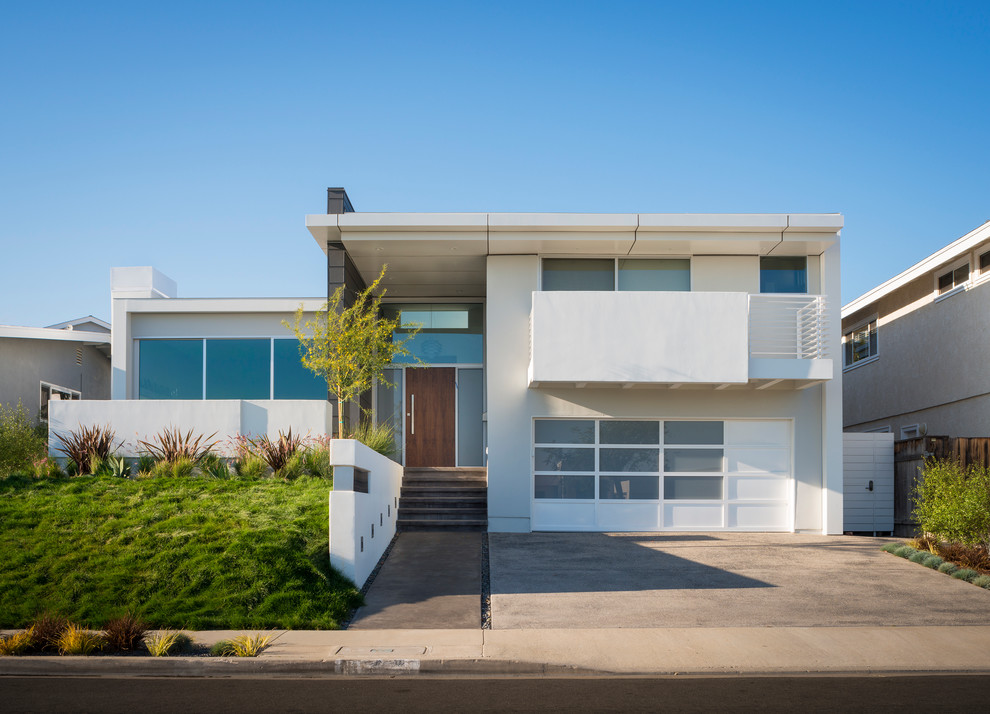 Zweistöckiges Modernes Haus mit Putzfassade, beiger Fassadenfarbe und Flachdach in Los Angeles