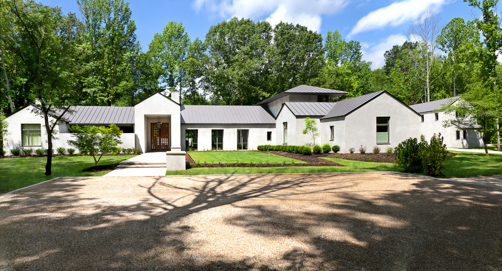 Inspiration pour une façade de maison grise minimaliste en stuc de taille moyenne et de plain-pied avec un toit à deux pans et un toit en métal.