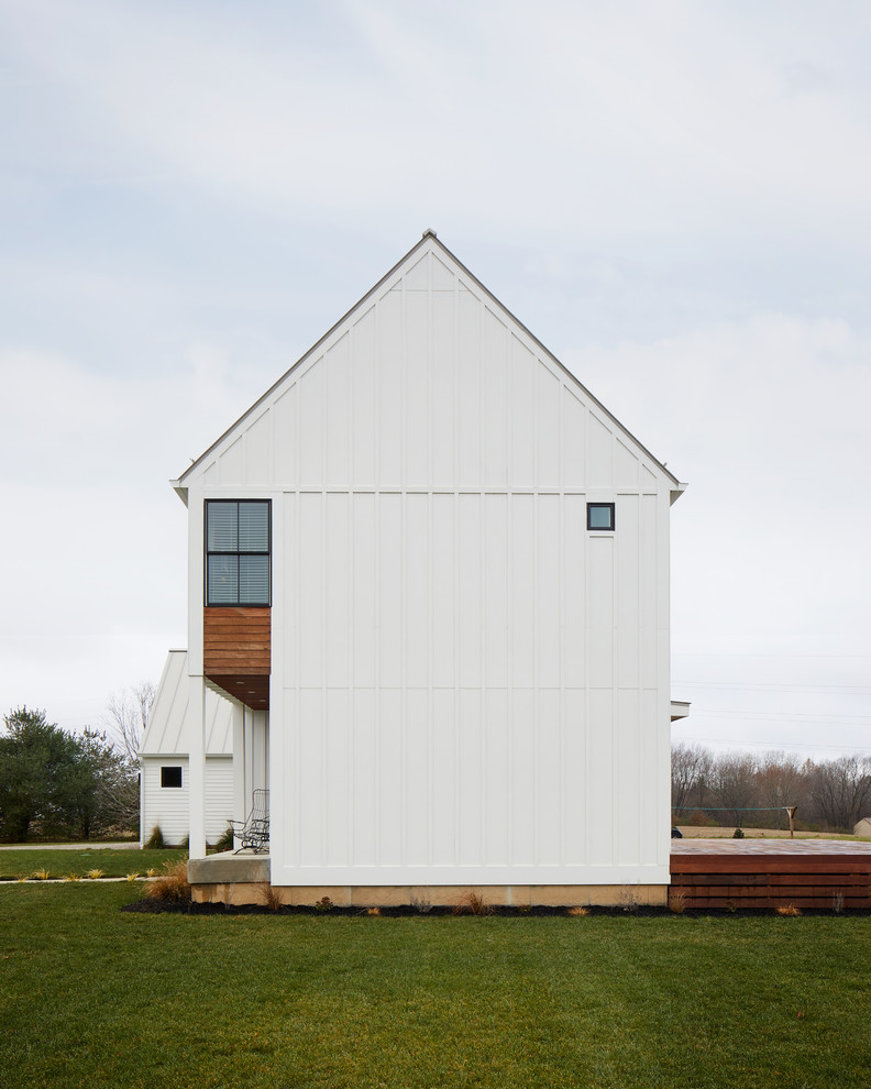 Idéer för mellanstora lantliga vita hus, med två våningar och pulpettak