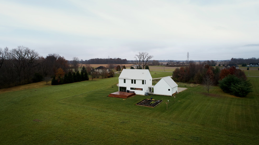 Immagine della facciata di una casa bianca country a due piani di medie dimensioni