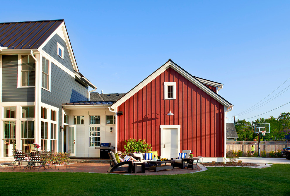 Cottage two-story exterior home photo in Chicago