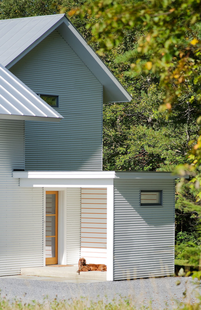 Ispirazione per la facciata di una casa bianca country a due piani con rivestimento in legno e tetto a capanna