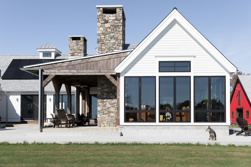 Idées déco pour une grande façade de maison blanche campagne en bois avec un toit à deux pans et un toit en shingle.