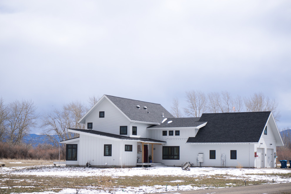 Idee per la facciata di una casa bianca country a due piani di medie dimensioni con rivestimento con lastre in cemento e copertura a scandole