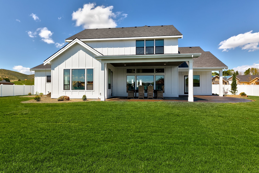 Foto de fachada de casa blanca de estilo de casa de campo grande de dos plantas con revestimiento de madera, tejado a dos aguas y panel y listón